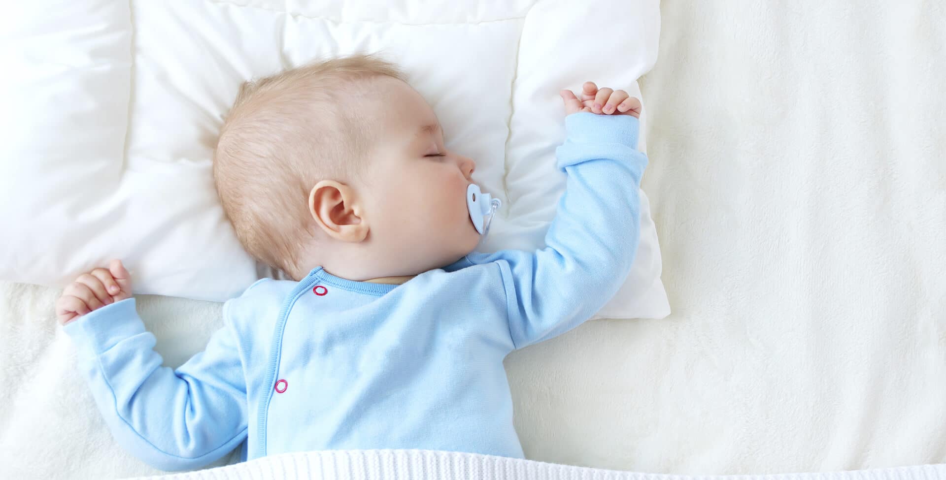 bebe dormindo na cama