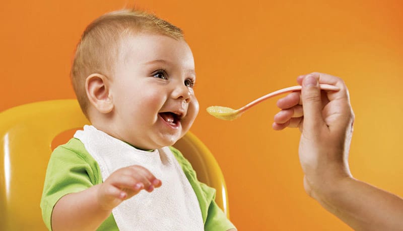 bebe comendo papinha