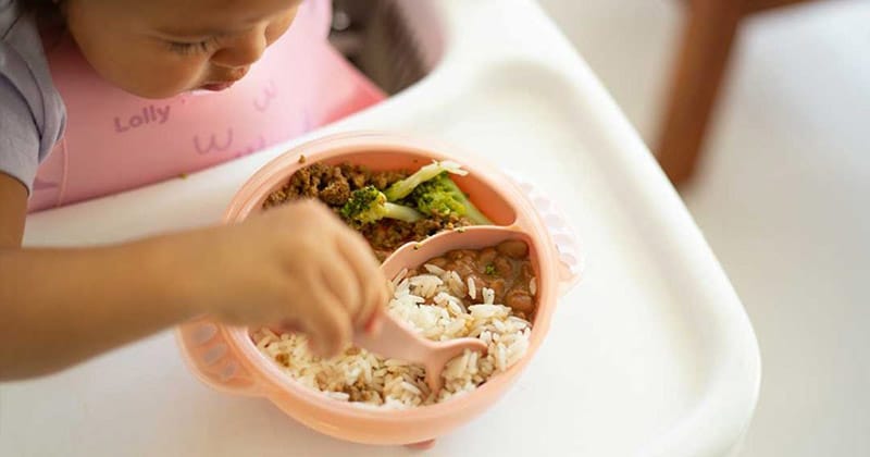 Bebê Pode Comer Antes dos 6 Meses? 1 bebe comendo