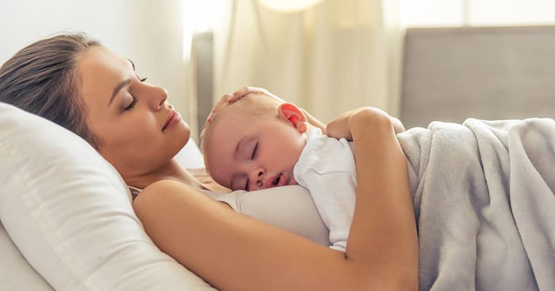 bebe dormindo no colinho da mamae