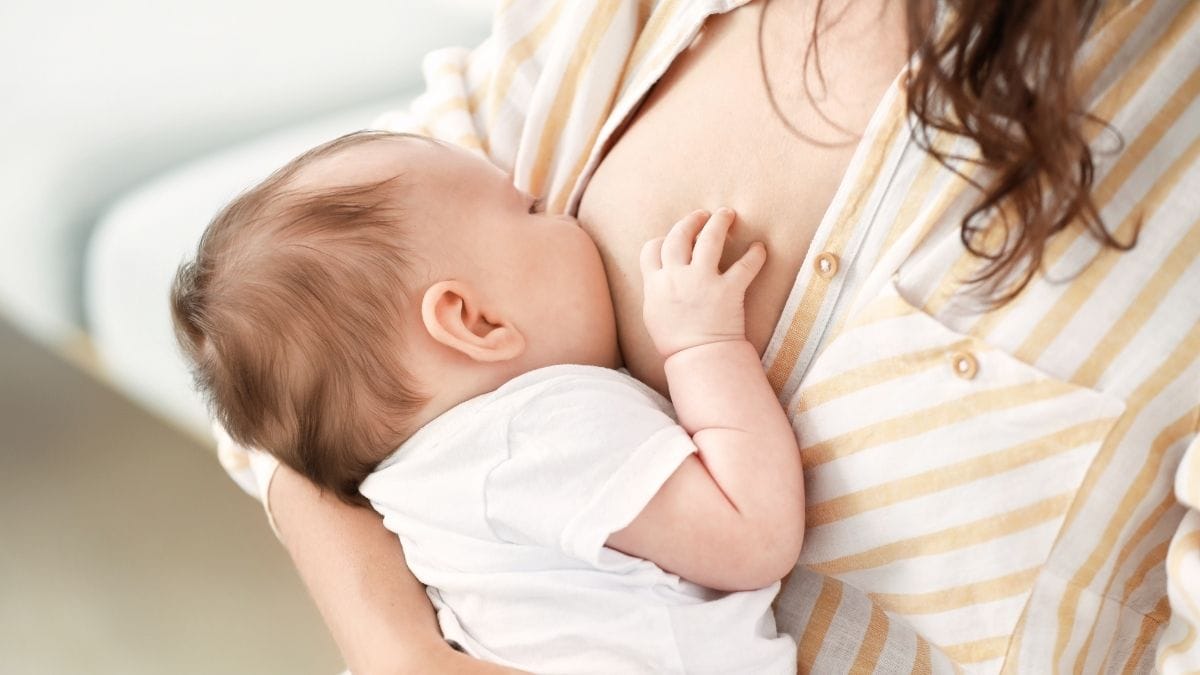 mae amamentando bebe